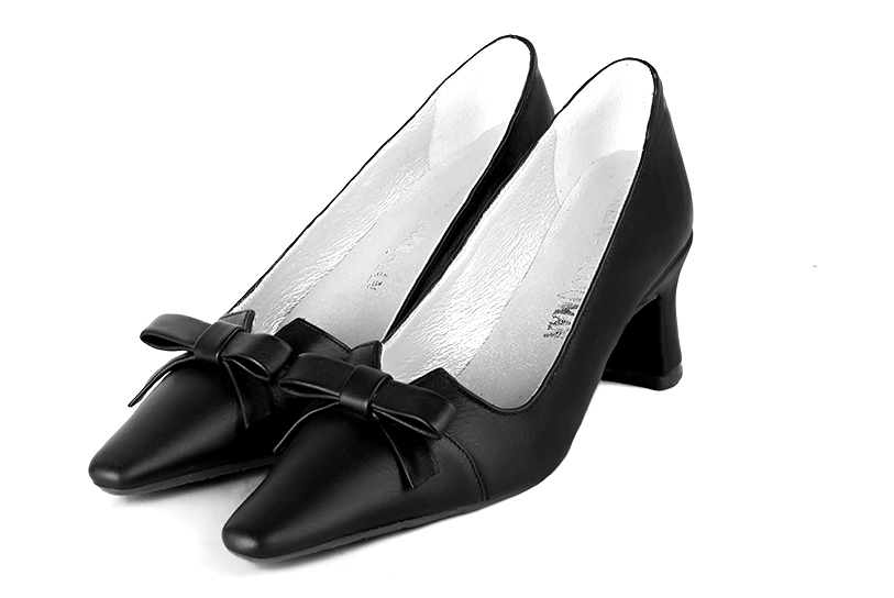Satin black women's dress pumps, with a knot on the front.. Front view - Florence KOOIJMAN